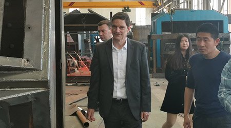 德國考察團參觀普華拋丸機生產(chǎn)現(xiàn)場