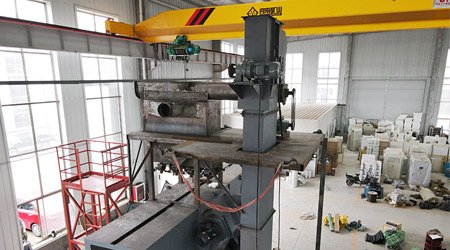 俄羅斯定制用于鈑金焊接件清理的Q385懸鏈拋丸機試機完成